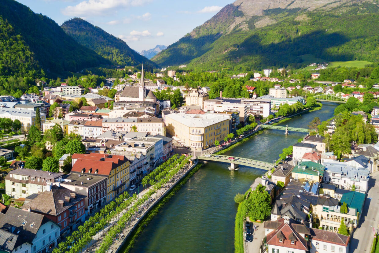 Vista de la ciudad de Bad Ischl, Austria, con sus calles encantadoras y montañas alpinas al fondo.