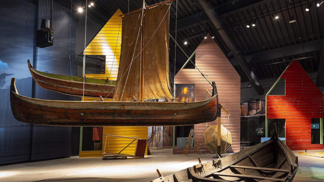 Sala interior del Museo de Nordland en Bodø, Noruega, mostrando exposiciones sobre la historia de la región.